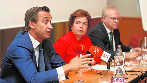 Alberto Larrazabal, Rosa Madrid y Jesús Anaya presentaron ayer en Sevillal el informe de CBRE