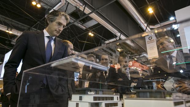 El ministro de Fomento, Íñigo de la Serna, durante la inauguración del Salón Inmobiliario Internacional de Madrid (SIMA)