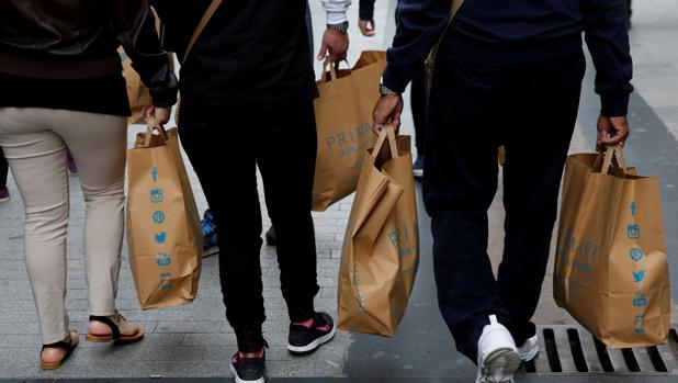 Consumidores con bolsas de Primark