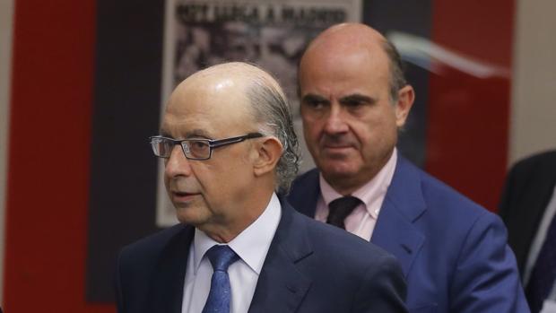 El ministro de Hacienda, Cristóbal Montoro, junto al de Economía, Luis de Guindos