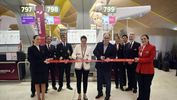 El presidente de Iberia, Luis Gallego (cortando la cinta), en la inauguración en el Aeropuerto Adolfo Suárez-Barajas de sus vuelos a San Francisco