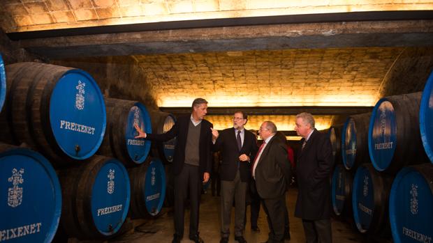 El presidente del Gobierno, Mariano Rajoy, en las bodegas de Freixenet