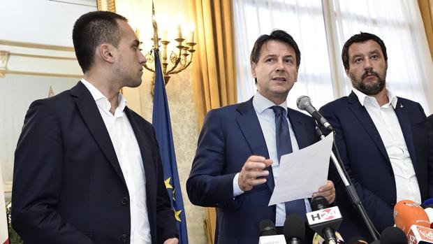 (De izq. a dcha.) El vicepresidente del Gobierno italiano, Luigi Di Maio, el primer ministro italiano, Giuseppe Conte, y el ministro italiano de Interior, Matteo Salvini en una rueda de prensa en Génova el pasado agosto