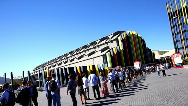 Largas colas en la entrada al recinto de South Summit el día de la inauguración
