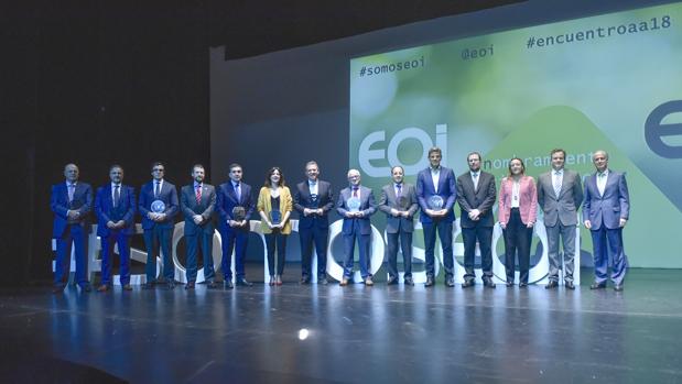 Los representantes de las empresas e instituciones que firmaron el convenio en 2003 con responsables de EOI tras ser nombrados socios de honor