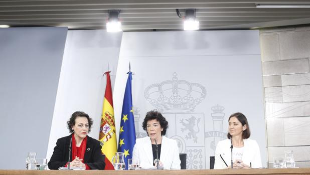 (De izda a dcha) las ministras de Trabajo, Magdalena Valerio, la titular de Educación Isabel Celaá y la de Industria, Reyes Maroto