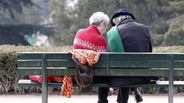 Dos jubilados en un parque en una imagen de archivo