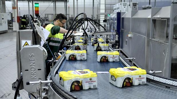 Línea de empaquetado de la factoría de Heineken de Sevilla