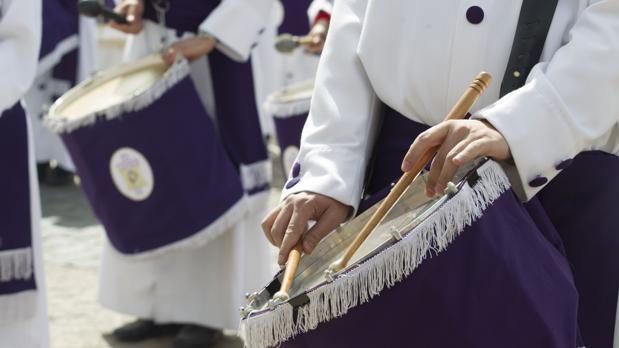 Tamborrada en la plaza Mayor de Madrid durante la Semana Santa de 2018