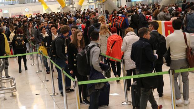 Imagen de las colas que se formaron ayer en Barajas