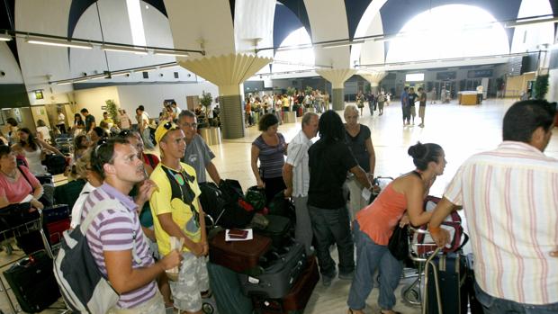 Pasajeros esperando en el aeropuerto de Sevilla