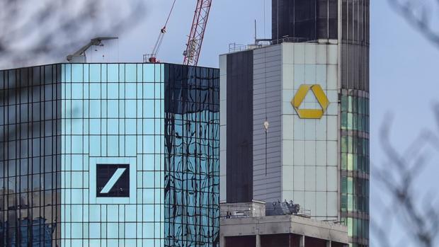 Las sedes de Deutsche Bank (izq.) y Commerzbank en Frankfurt