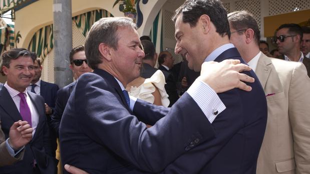 Alberto García Valera, exconsejero de Hacienda del actual Gobierno andaluz, se ha reecontrado este lunes en la Feria de Sevilla con el presidente de la Junta, Juanma Moreno Bonilla