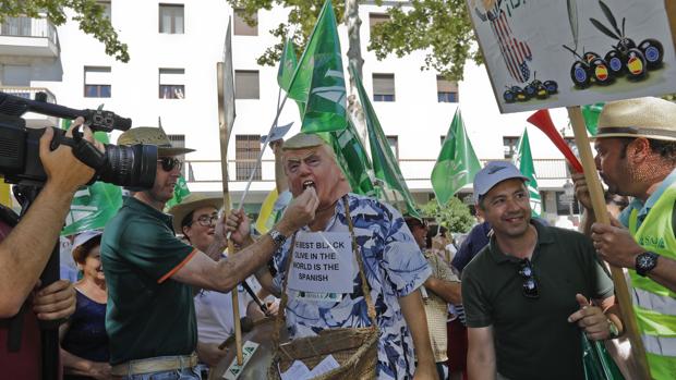 Protesta en Sevilla de productores andaluces contra los aranceles de la administración Trump