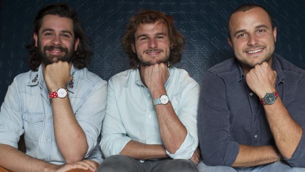 De izq. a dcha., Daniel Ferrandis, Javier Echanove y Chema Echanove lucen sus modelos Button Watch