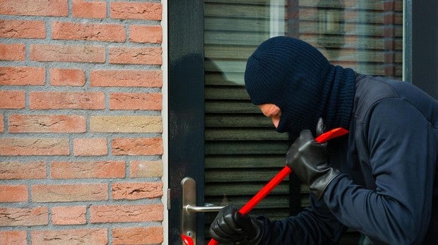 En caso de encontrarse con la puerta de nuestro domicilio abierta o una ventana rota, no tocar nada y avisar a la Policía