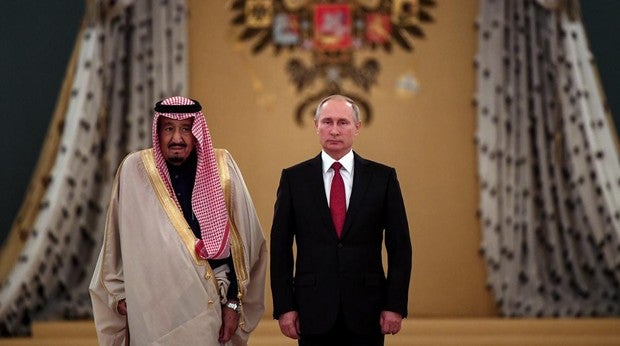 El Rey Salman de Arabia Saudí junto al presidente de Rusia, Vladimir Putin