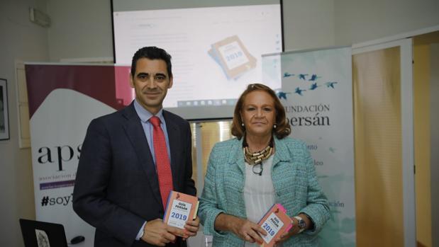 La presidenta de la Fundación Persán, Concha Yoldi, y el gerente, José Castro, han presentado la VII Guía Persán para Emprendedores en la sede de la Asociación de la Prensa de Sevilla