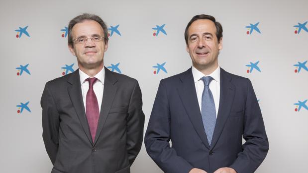 Jordi Gual (izda) y Gonzalo Gortázar, presidente y consejero delegado de Caixabank, respectivamente
