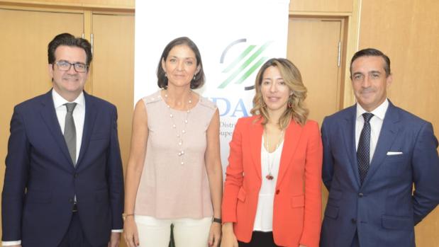 La ministra en funciones de Industria junto a los representantes de Asedas