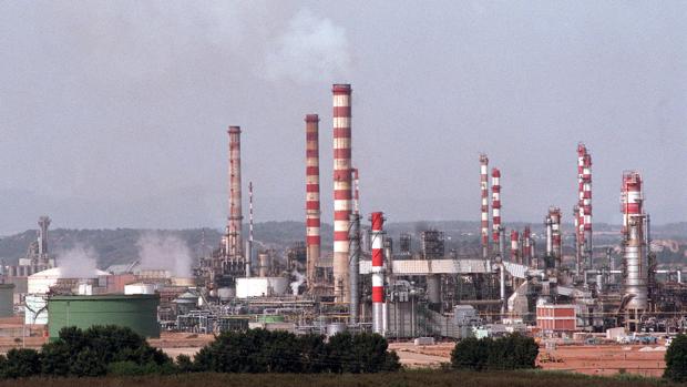 Refinería del operador petrolífero Repsol en Tarragona, España, en 2001