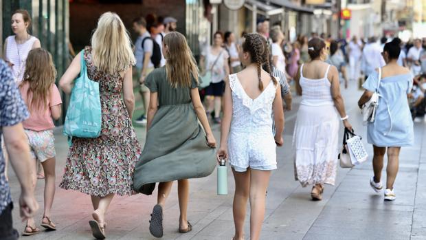 Turistas pasean por las calles de Madrid