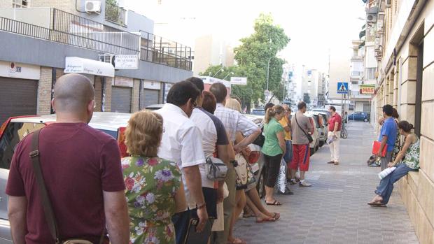 Colas en las oficinas del Servicio Andaluz de Empleo de Sevilla