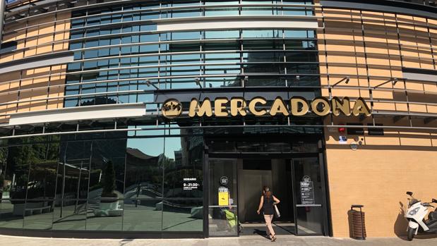Mercadona reabre este martes su tienda de Plaza de Armas, en Sevilla, una vez reformada