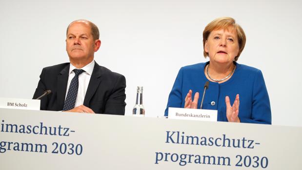 La canciller alemana, Angela Merkel, junto al ministro de Finanzas alemán, Olaf Scholz