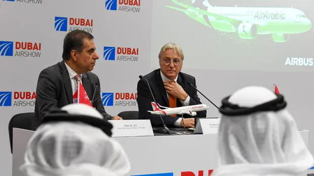 Adel Ali, CEO de Air Arabia, y Christian Scherer, director comercial de Airbus, en la rueda de prensa tras la firma del acuerdo