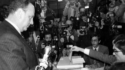 Manuel Fraga (votando en la imagen), recorrió los colegios de Córdoba para comprobar «in situ» el índice de participación