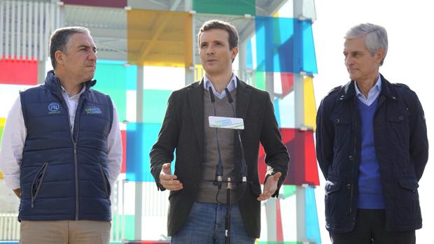Elías Bendodo, Pablo Casado y Adolfo Suárez Illana, ante el Cubo del Pompidou en Málaga