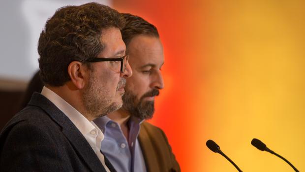 Francisco Serrano, en un primer plano, delante de Santiago Abascal, líder nacional de VOX