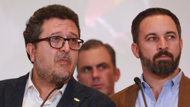 El líder de Vox en Andalucía, Francisco Serrano, junto al presidente de su partido, Santiago Abascal