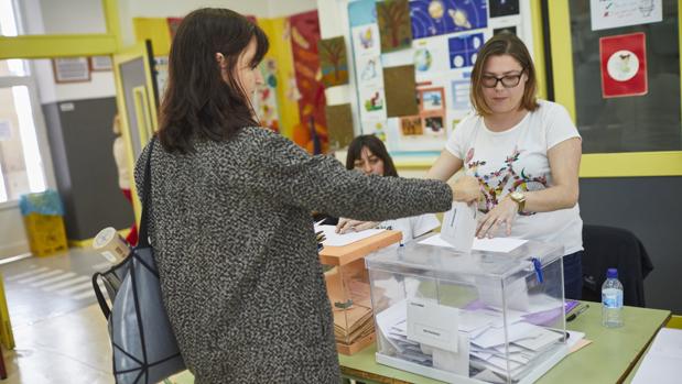 Imagen de archivo de una mujer votando en unas elecciones