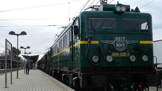 Locomotora eléctrica 289-015 de los años 70 que tirará este año del Tren de la Fresa