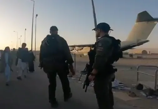 Dos GEO de la Policía Nacional en el aeropuerto de Kabul
