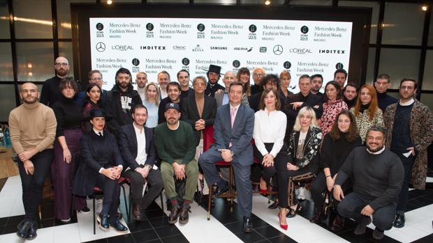 Foto de familia de los diseñadores y la dirección de la pasarela MBFWMadrid