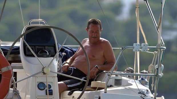 Imagen de archivo de Julián Muñoz en la playa en 2011