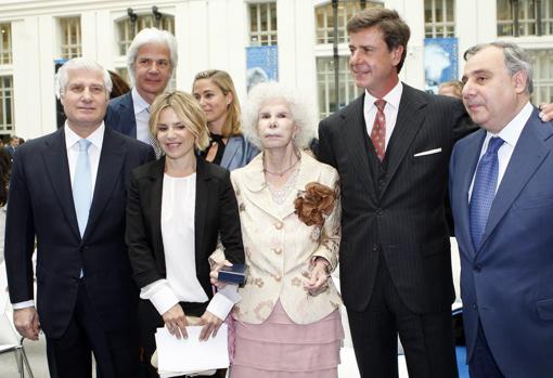 La duquesa de Alba rodeada de sus hijos