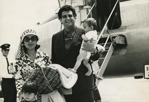 El matrimonio con sus dos hijos, en MIlán