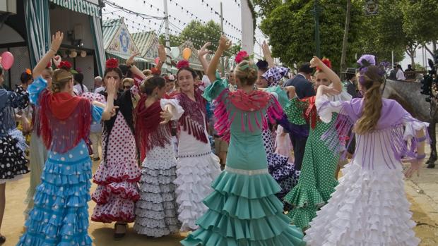 Jóvenes bailando en la Feria de Sevilla