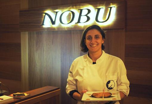 Eleni disfruta al máximo con los productos que le llegan a la cocina de Nobu.