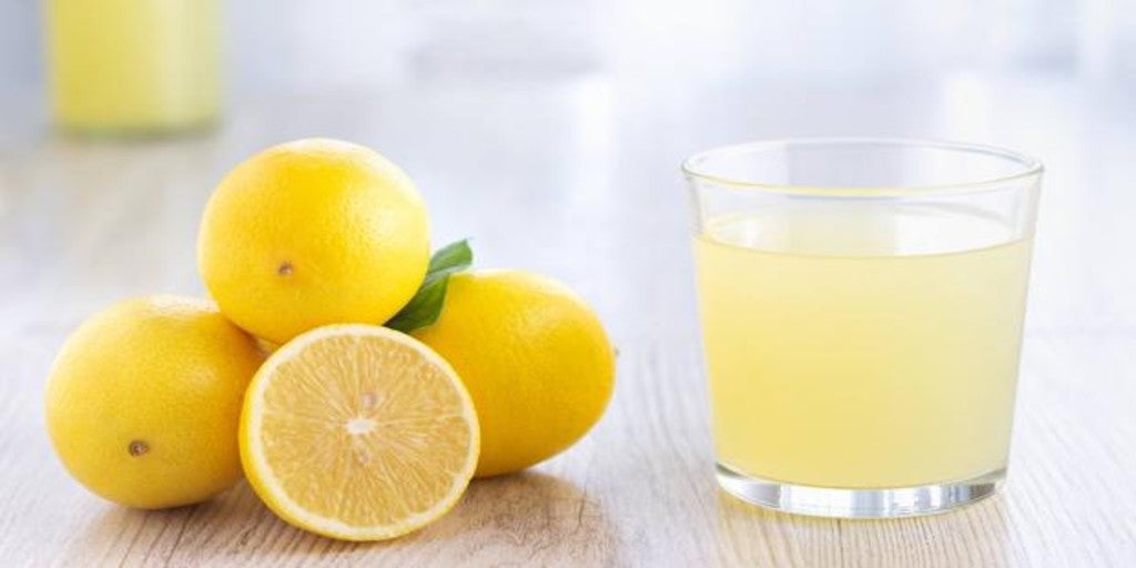 el-truco-viral-para-hacer-zumo-de-lim-n-sin-exprimidor