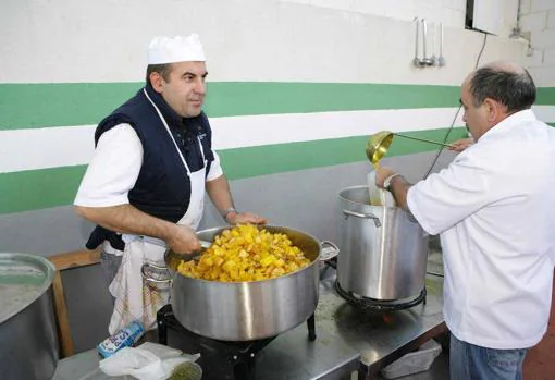 Preparando chanfaina para el evento.