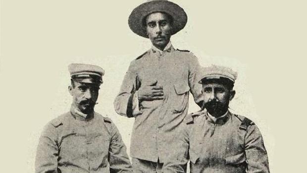 A la izquierda, el teniente médico Rogelio Vigil de Quiñones y Alfaro. En el centro, de pie, el cabo Jesús García Quijano. A la derecha, el segundo teniente Saturnino Martín Cerezo