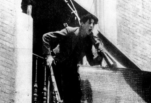 Miliciano asomado a una ventana del Cuartel de la Montaña después de ser asaltado