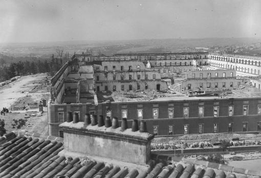 El patio central del Cuartel de la Montaña, en ruinas, un año despues de los sucesos que tuvieron lugar en él a comienzo de la Guerra Civil