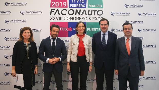 El presidente de Faconauto, Gerardo Pérez Giménez (2i); la ministra de Industria, Comercio y Turismo, Reyes Maroto (3i); y el el presidente de la CEOE, Antonio Garamendi, durante la inauguración del XXVIII Congreso & Expo de Faconauto