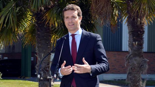 Pablo Casado subraya el compromiso de su partido con la industria de la automoción durante su visita a la fábrica de Renault.